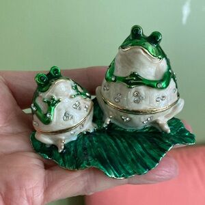 Tchotchkes  Frogs on Leaf Trinket Boxes. New in Box. Great Gift Item